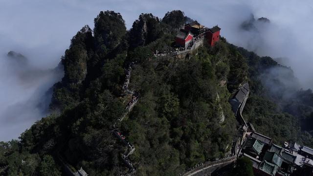 山下云雾缭绕 山上艳阳普照！ 武当山绝美风光宛如人间仙境
