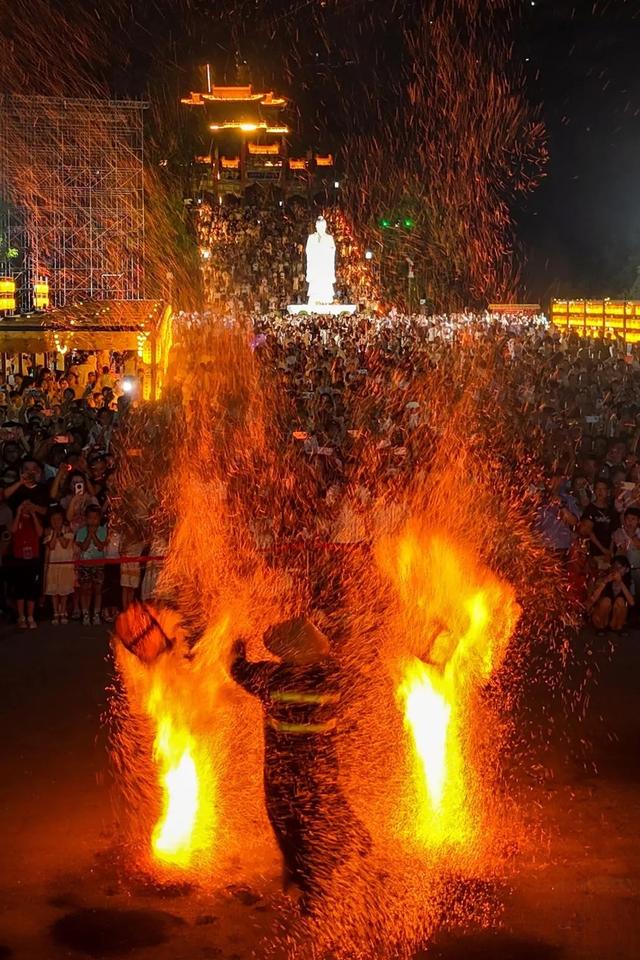 十万游客聚庆城 千年文脉绽芳华——岐黄周祖文化盛宴燃动盛夏