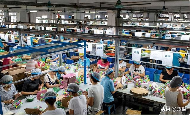 150万张照片、一条牛仔裤，从打工到摄影大奖，他拍出蚂蚁人生