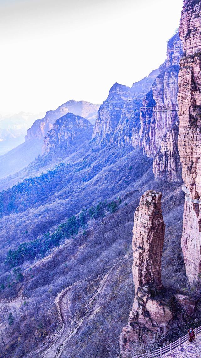 游东太行，望群山 ，感悟‘云海翻腾走龙蛇，绝壁生辉见奇峰’