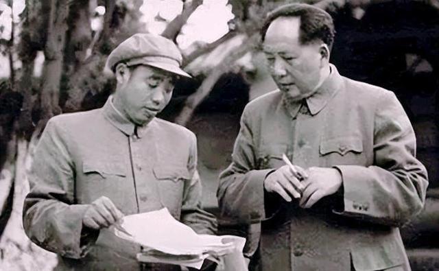华国锋为毛主席守灵时，借口先行离开，随后拨通了一人的电话！