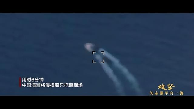 央视首次曝光：仁爱礁冲突，中国海警拖离菲船只，菲士兵已掏出枪