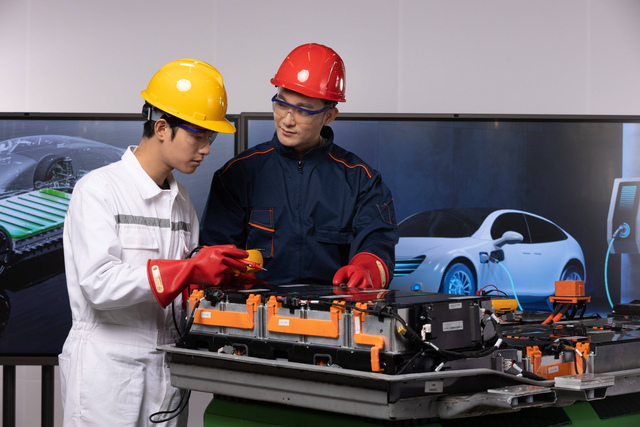 4 万电车保费涨 500！27 万油车反降，车主懵了：就这险企还喊亏？