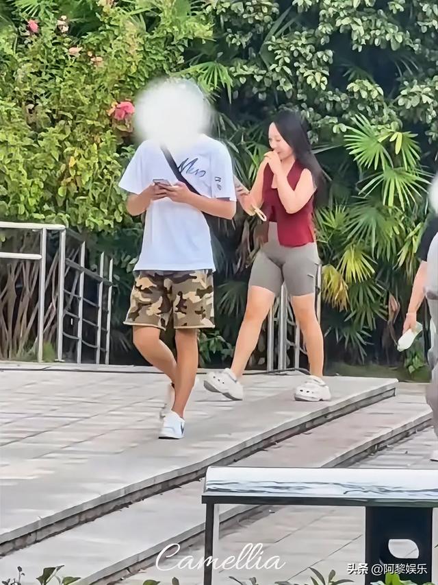 辣目洋子再度发福，穿紧身衣遭网友狂批，尴尬溢出屏幕！
