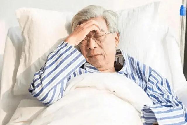 眼睛突然发红干涩？医生提醒：或是脑血栓“潜伏信号”中之一