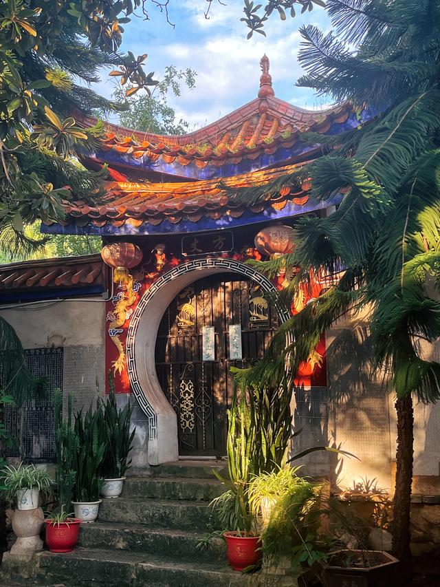 云南800年黄龙寺，方丈卖佛珠1.8亿修缮佛寺，20度的避暑胜地