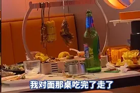 隔壁桌顾客吃完走了 男子把隔壁桌剩下的猪蹄拿来吃 “他们一口没动还热乎着呢” 律师：浪费食物才丢人！图片