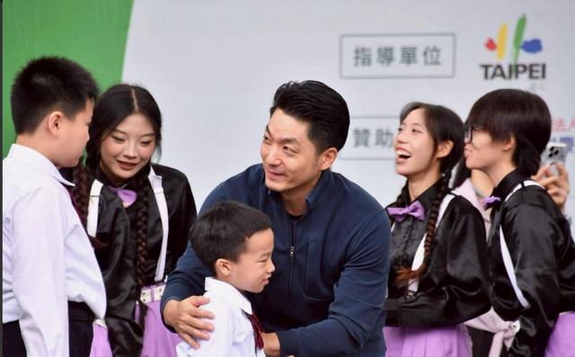 蒋万安再次亮明立场，坚持反对两岸统一，郑丽文也让大陆寒心了