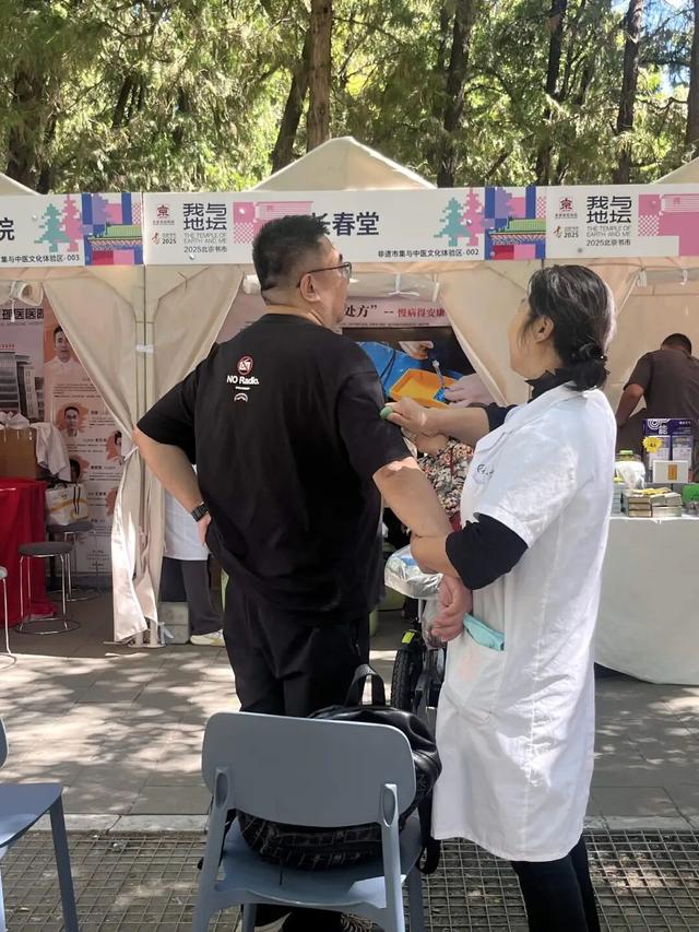 在地坛书市上，买书和买菜一样自然