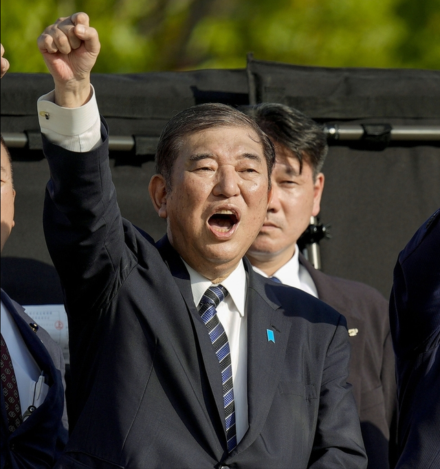 在中日关系敏感时期，他竟然率团赴日访问，为了刷存在感毫无底线