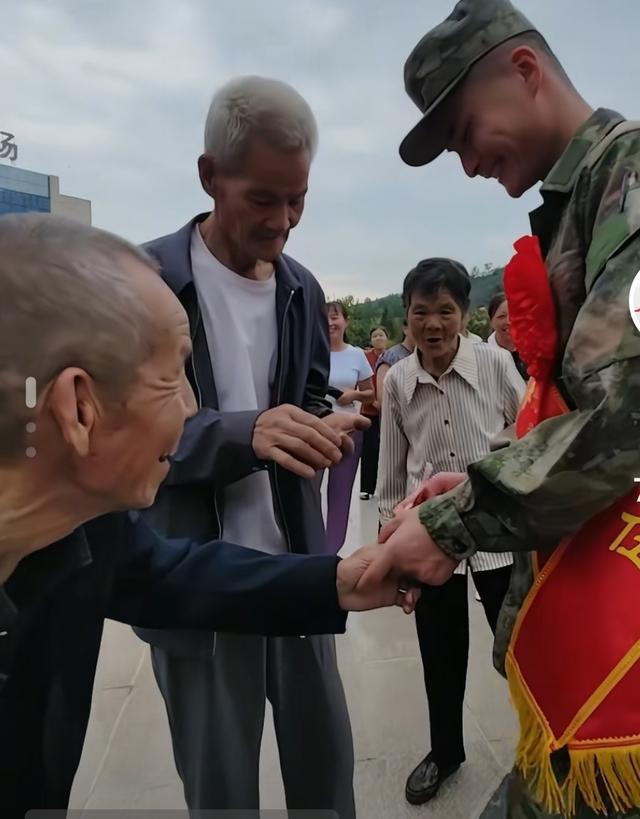 新兵临别跪父母，这场面无不让人泪奔，看懂“中国式成长”。