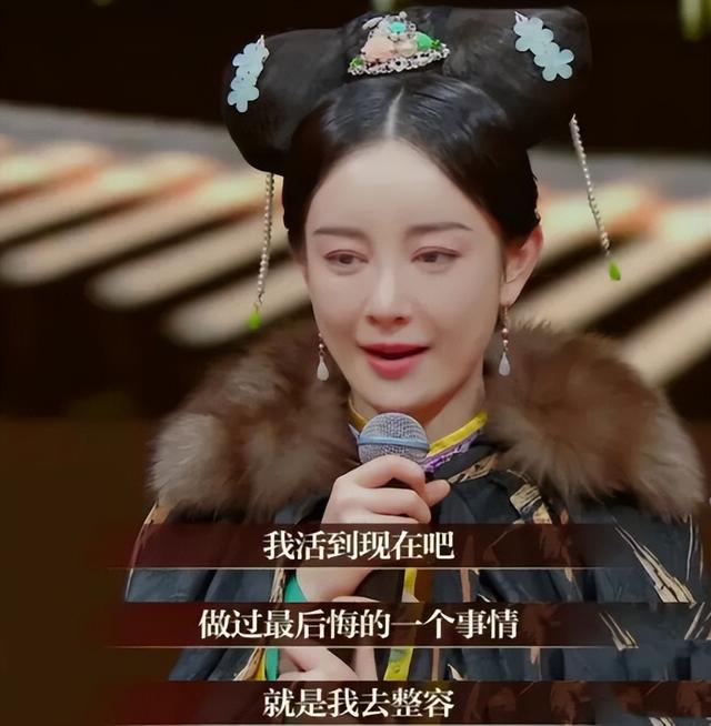 比整容还离谱！39岁江疏影现身活动，脸僵似硅胶，造型丑到认不出