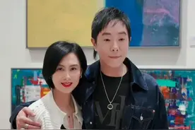 黄贯中举办个人画展，朱茵带女儿现身支持，一家三口罕见同框！图片