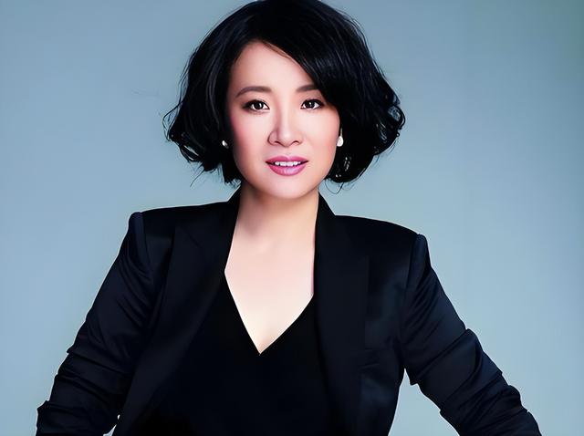 她是国家一级女演员，多次给坐轮椅丈夫戴绿帽，如今儿子也是演员