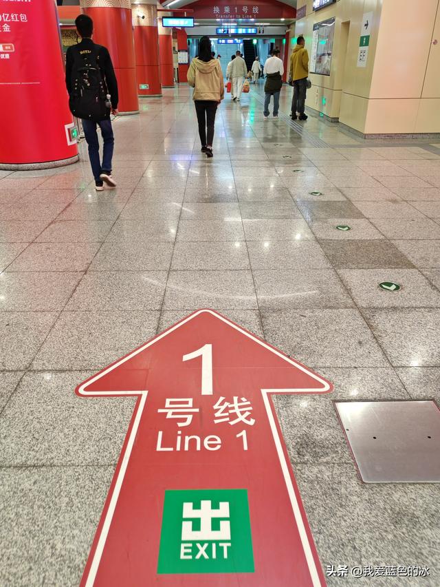 从中国美术馆出来，钻胡同，一路逛到王府井大街