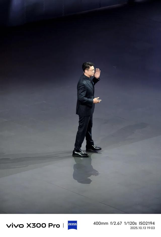 vivo X300系列正式发布！真机上手、配置信息汇总及样张汇总！