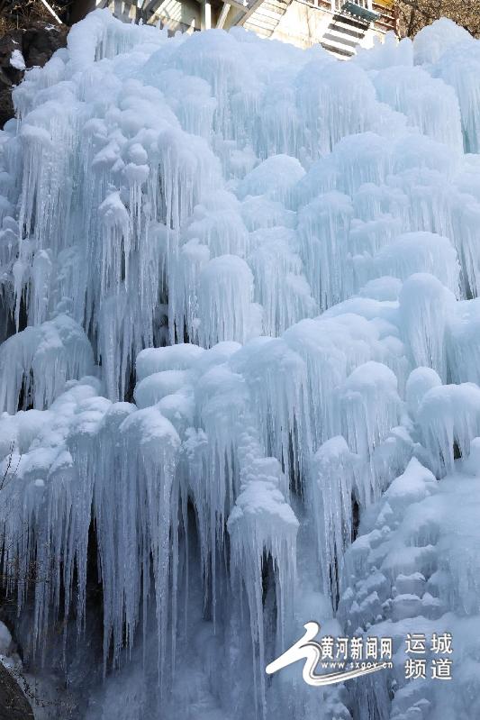 绛北大峡谷：冰瀑缀峡谷 雪趣满山间