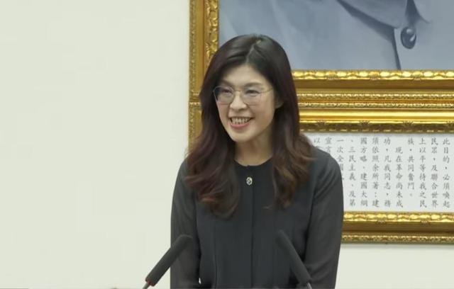 见完美方后，郑丽文送两岸一句话，岛内民调变天，大陆要拔7钉子