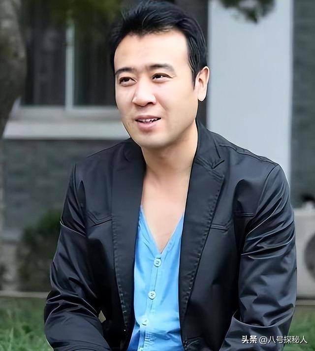 3岁丧父，吃姐姐奶水长大，成名后为8个哥姐买房，如今成全家骄傲