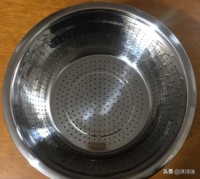 央视曾曝光的“夺命毒杯”，热水进“毒水”出，看看你家有没有