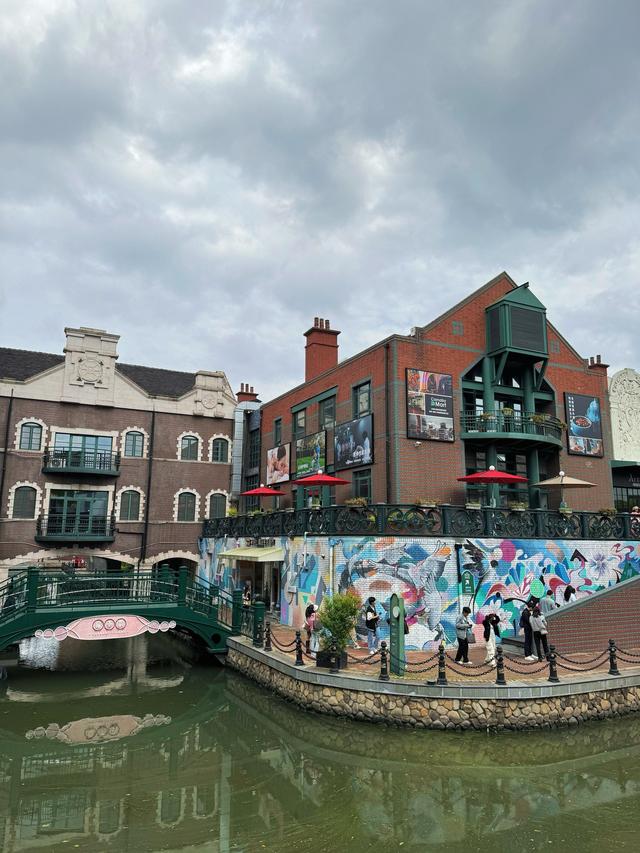 骑行圈内幕曝光：大佬们都去这！奶牛一脚踏两国，这个小城太硬核