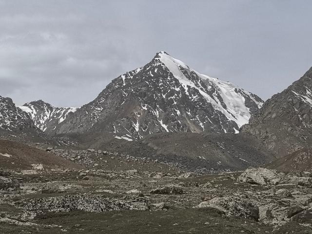 肃南巴尔斯雪山，裕固族的圣山，盘旋山路几十公里才能到达观景点