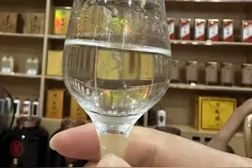 白酒中沉淀物：油状、黄色、白色絮状物究竟啥来头？行家这样解释图片