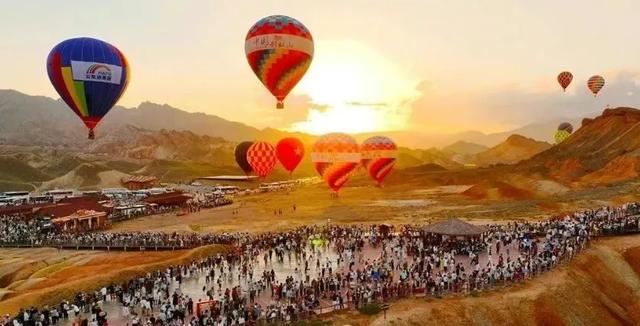 张掖七彩丹霞景区2025年游客接待量突破200万人次,单日游客接待量突破5.2万人次