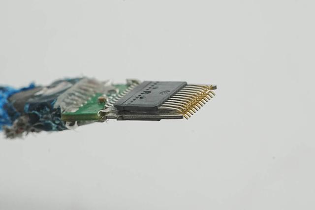 兼顾240W快充和40Gbps高速传输，异泽磁吸编织数据线拆解