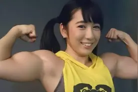 一个女人到底能有多装？网友：她拧不开瓶盖，但拧得开天灵盖图片