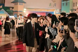 时薪60元的肌肉男，成了游乐场必玩项目，“男色营销”有多受欢迎图片