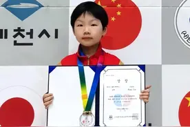 太赞了，蒯曼妹妹蒯捷，7岁荣获世界U8女子组乒乓球单打冠军！图片