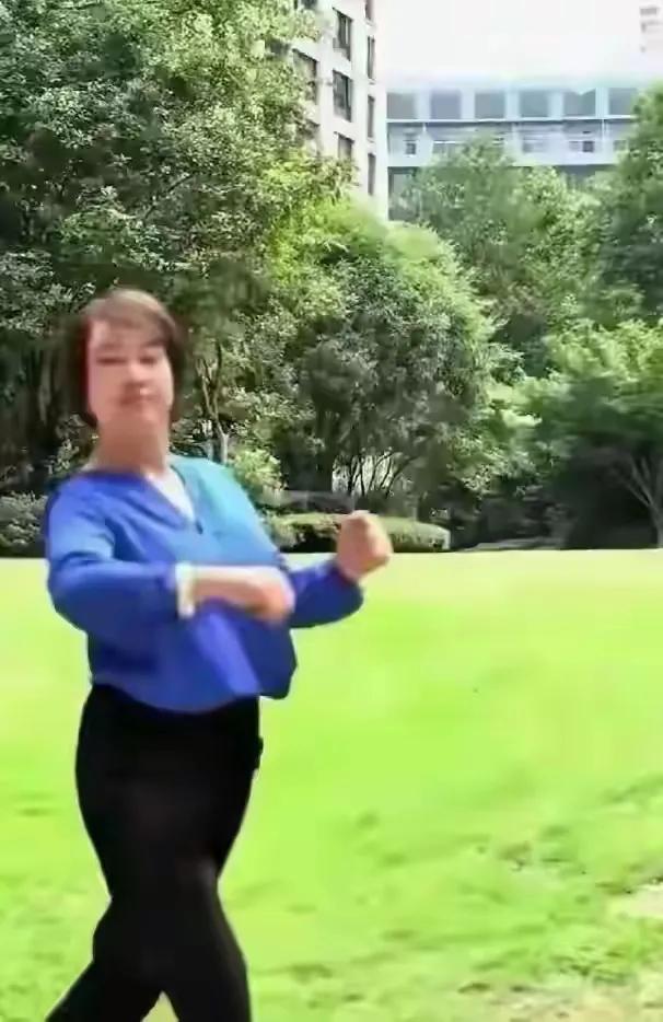 75岁刘晓庆，公园里跳舞，这状态真好，看着最多50岁，越活越年轻