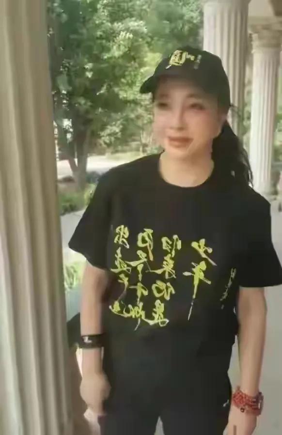 75岁刘晓庆，公园里跳舞，这状态真好，看着最多50岁，越活越年轻