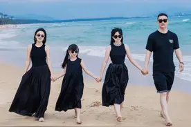人生赢家！刘维伟晒过年全家福 老婆美若天仙 两个宝贝女儿超高颜值图片