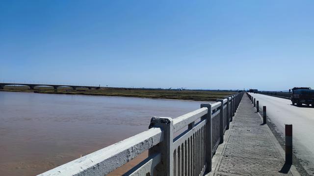 包头天下黄河第一村，靠着黄河边，风景还是不错的