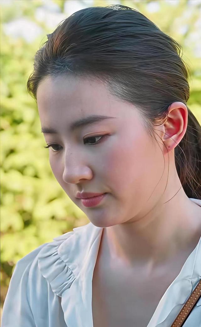 刘亦菲快40岁了，耳朵鬓角白发明显	，她没染发，坦然面对衰老