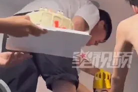 男生睡梦中被舍友叫醒收到生日惊喜，“起床气”秒没眼神充满感动图片