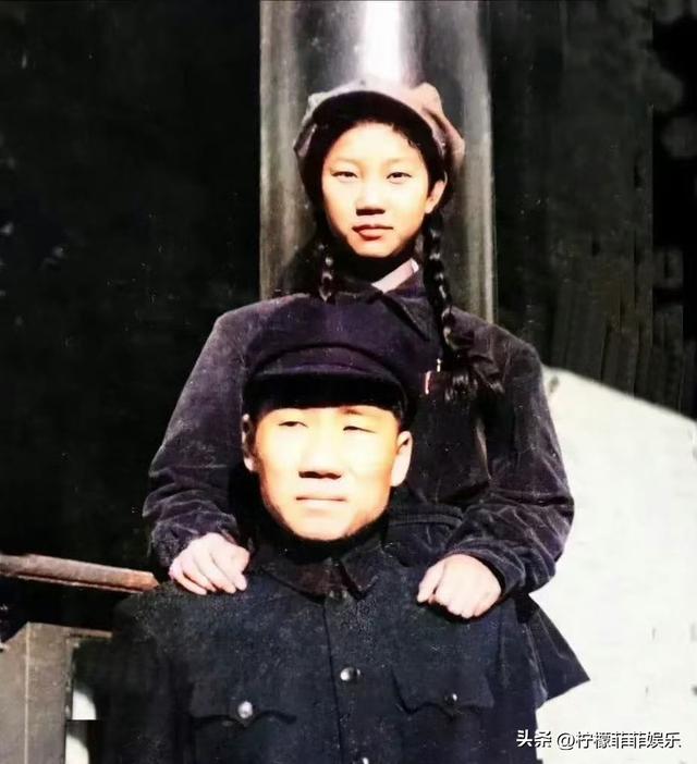 毛岸英赴朝参战前与妻子刘思齐的珍贵合影照，拍摄于1950年北京