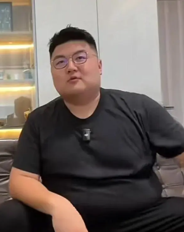 离婚仅1个月再看猴哥与前妻，一个急找下家，一个证实痞幼没说错