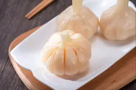 腌糖蒜，别只会放糖和醋，全程牢记2点，酸甜更脆爽，放1年不坏图片