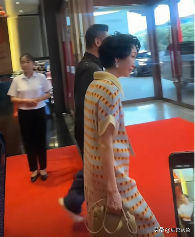 阎维文妻子现状：66岁驼背苍老瘦成皮包骨，夫妻差1岁像两代人