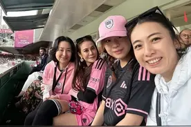 香港豪门齐聚看梅西！李嘉欣在场内打卡，何超琼与甘比李泽楷热聊图片