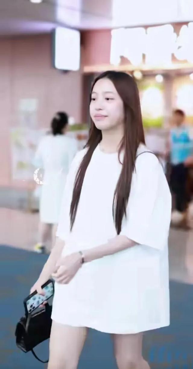 小四月都长这么大了，像爸爸黄有龙多一点，但大眼睛像小燕子