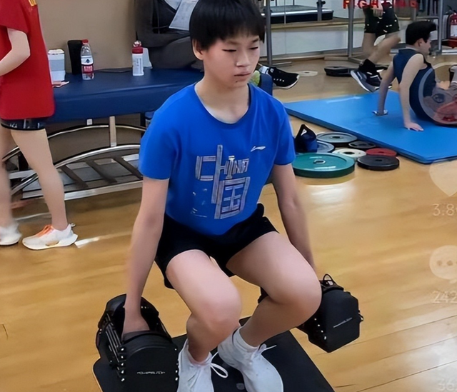 全红婵归队了！她变化真大，身材高挑颜值抢眼，留了长发气场强大