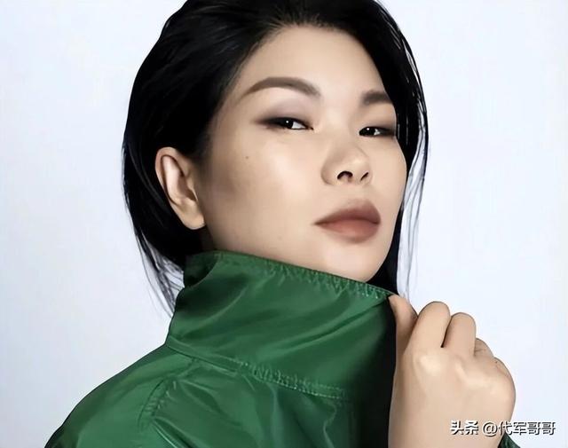 她被群嘲是“第一丑模”，嫁给大20岁老外，如今43岁怎样了？