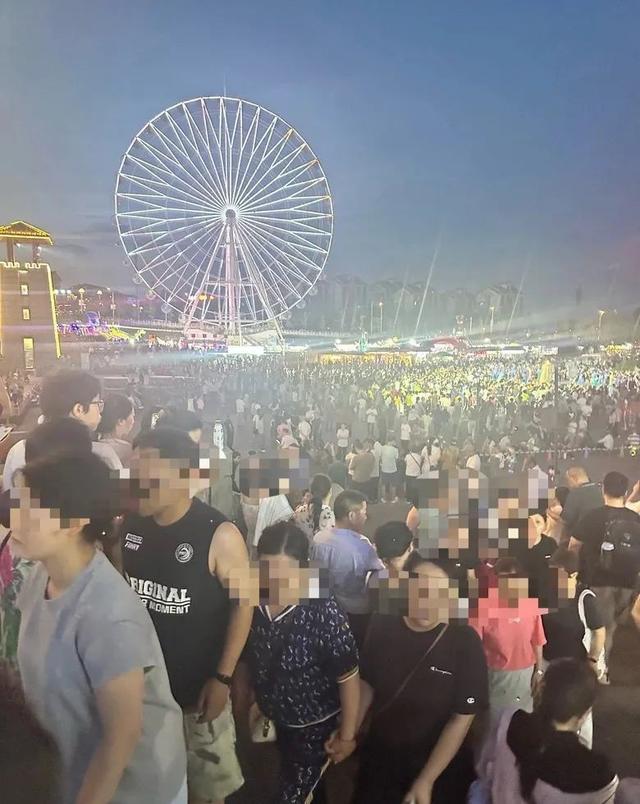 重庆的避暑大军开始攻打黄水了！大街上都是人山人海