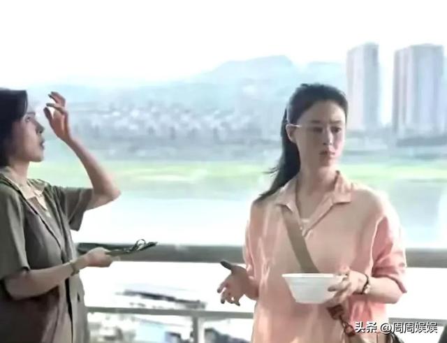 41岁蒋欣重庆炸街，瘦成排骨胸筷子腿，依旧凹凸有致有魅力