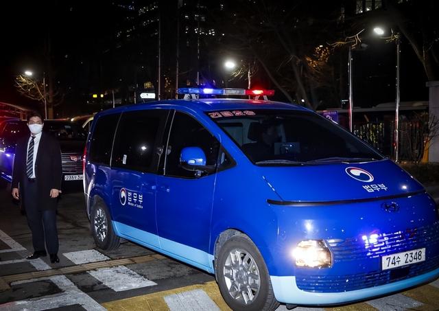 64岁的尹锡悦，为了从李在明手里活命，脱了衣服在囚室满地打滚
