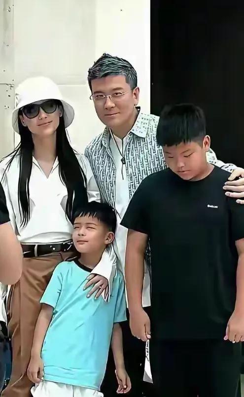曾经那么恩爱的一对，还有两个优秀的儿子，居然也离婚了，搞不懂